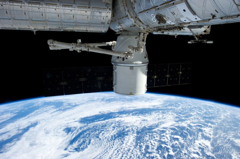 space-based oem laser solutions, satellite orbiting earth, trimmed, full image